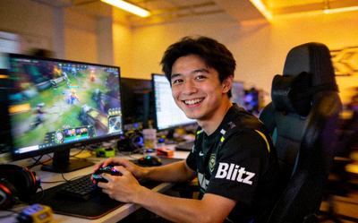 新秀选手‘Blitz’在训练赛中露出灿烂笑容的瞬间抓拍